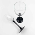 Luminarc-wijnglas-zwarte-voet-warenhuis-strant