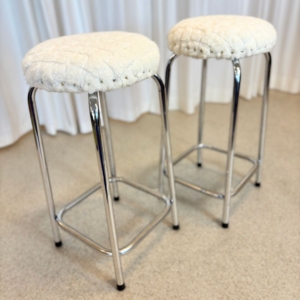 Set van 2 vintage barkrukken wit chroom