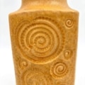 Detail van spiraalreliëf op Scheurich Jura vaas 282-20 in keramiek