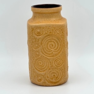 Scheurich Jura vaas 282-20 in zandkleurig keramiek met spiraalreliëf, West Germany